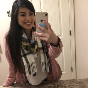 Meet your Posher, Yesenia